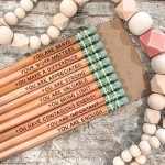 أقلام خشبية بعبارات هادفة